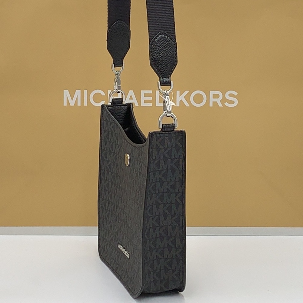 MICHAEL KORS
Briley Small Logo Messenger Bag BLACK SIGNATURE COLOR - Picture 5 of 15